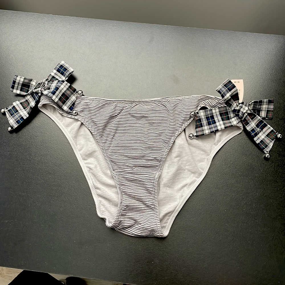 Victoria's Secret NWT Jingle Bells Panty Sz M